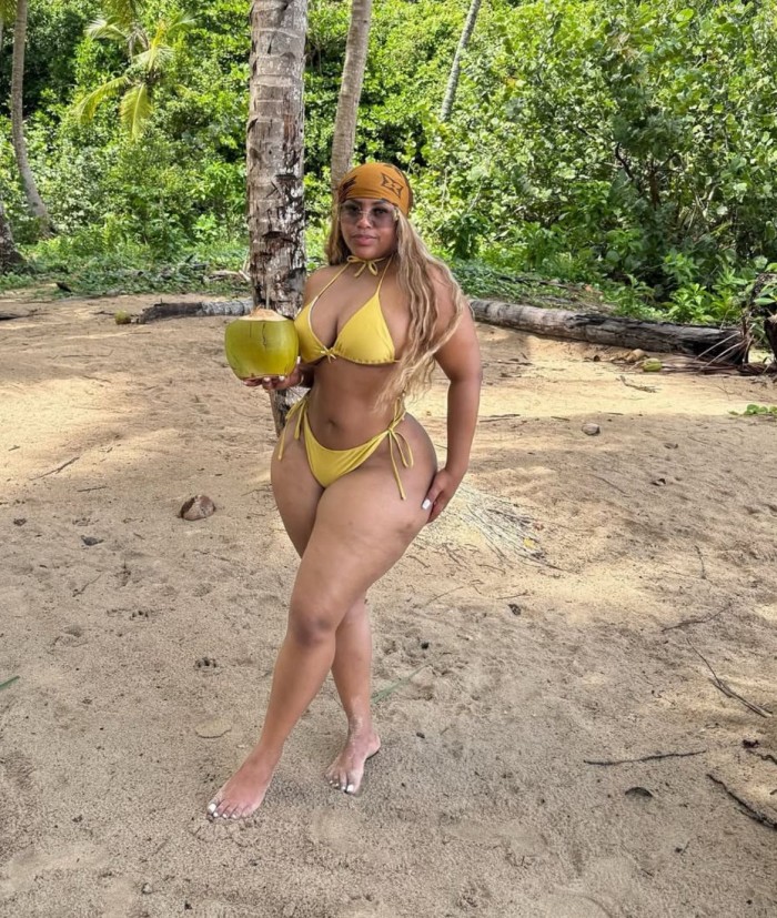 Nena guapa con ganas de conocerte de pies a cabeza