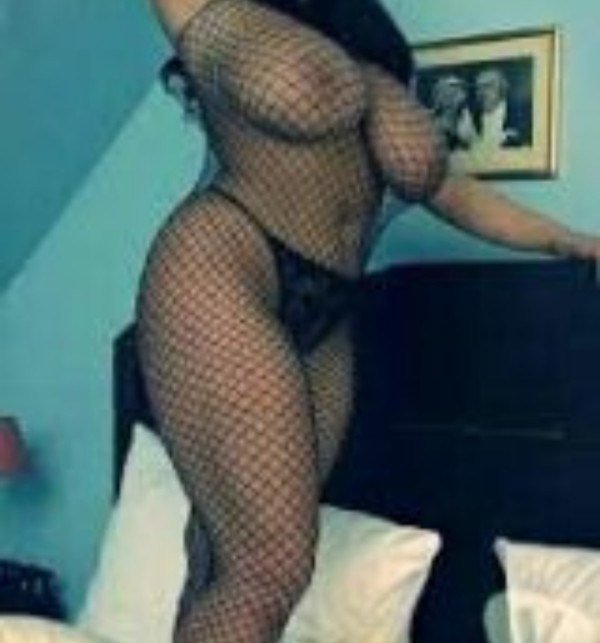 Morena sexy fiestera y complaciente