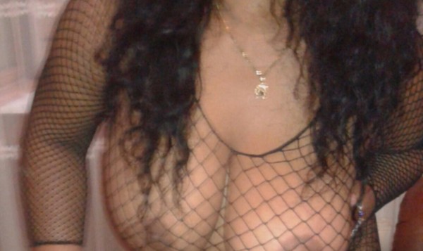 Morena sexy fiestera y complaciente