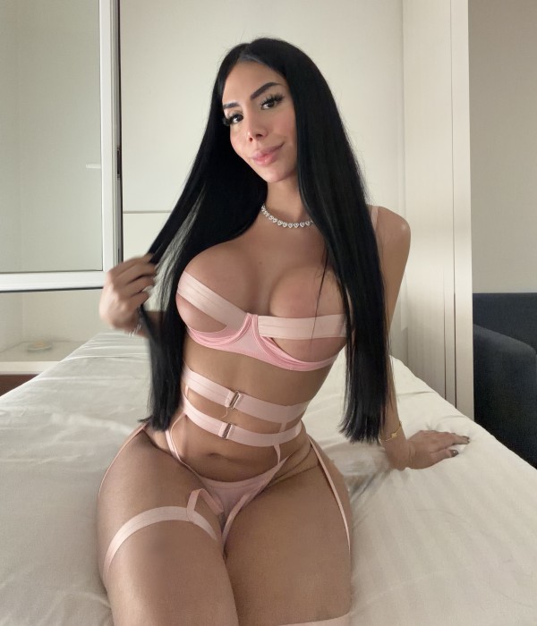 EXTROVERTIDA VICIOSA Y EXPERTA DOMINANDO SUMISAS