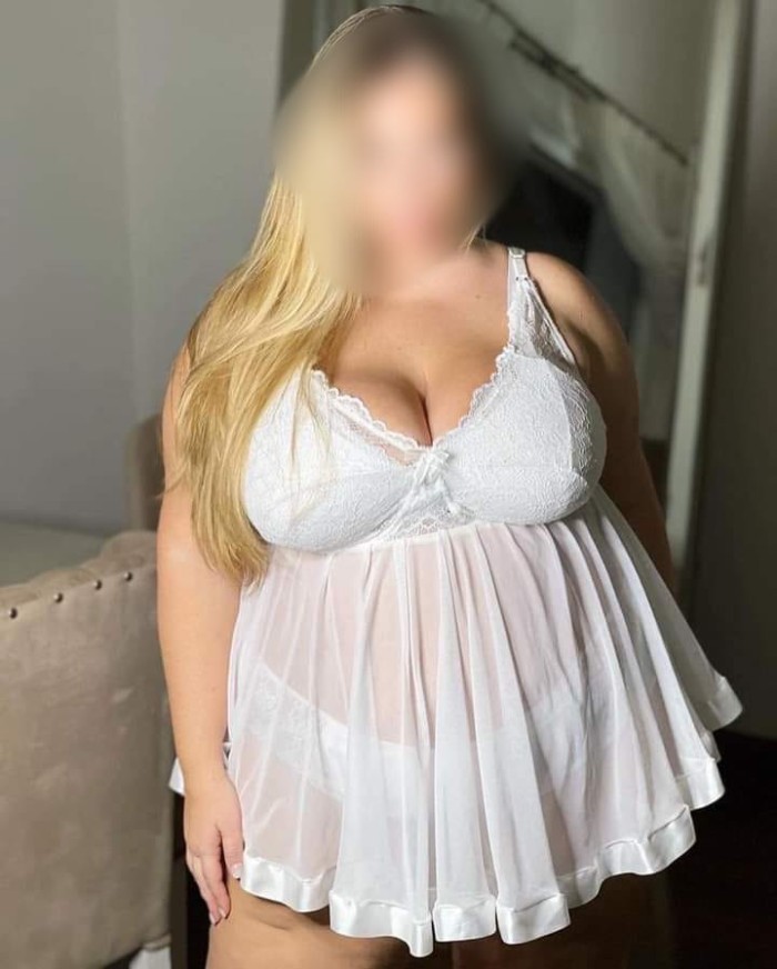 HERMOSA CURVI DE LUJO CACHONDA Y MUY JUGOSA