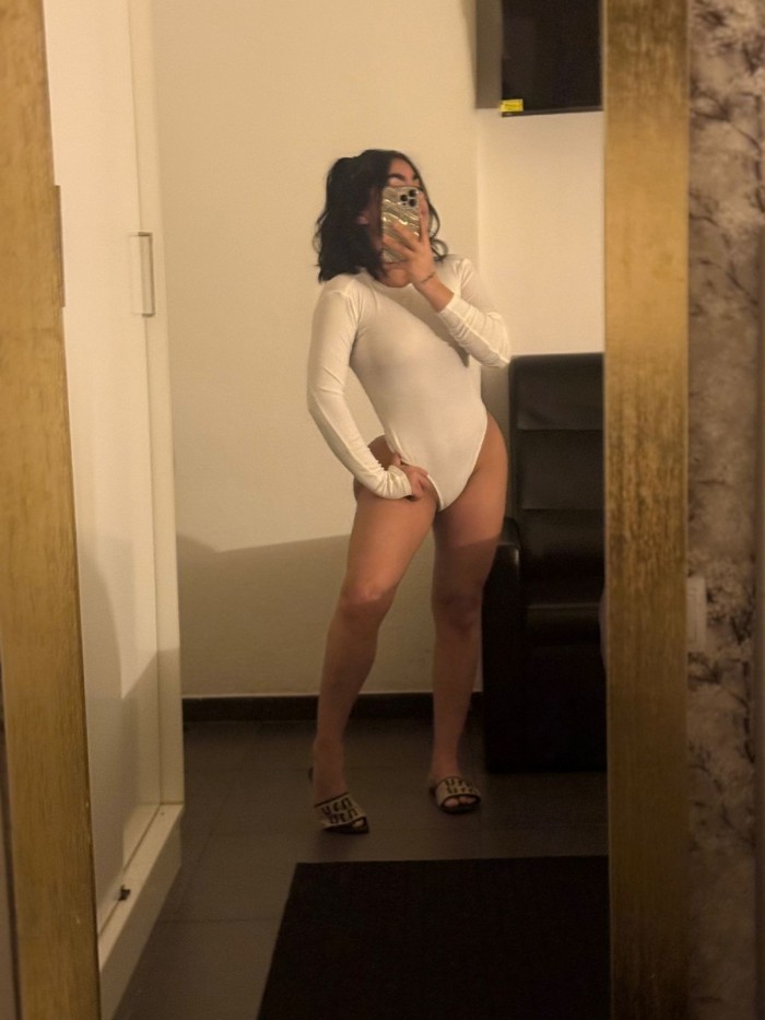 Super jovencita, con cuerpo de modelo vía Julia