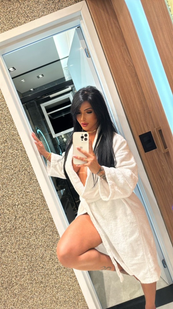 BRASILEIRA DE LUJO EXPLOSIVA Y JUGUETONA