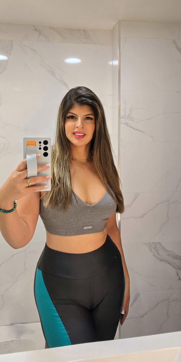 Bruna fiestera, ardiente y sensual