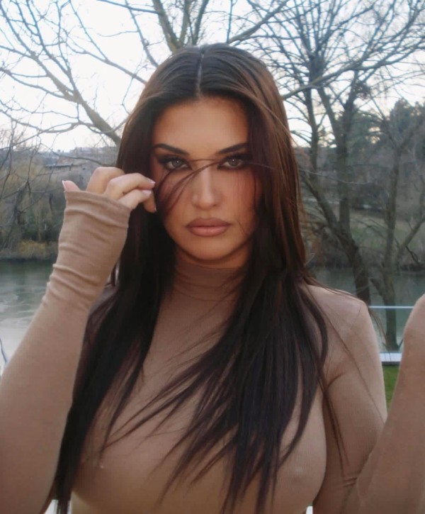 UCRANIANA, ESPECTACULAR, PIERDETE ENTRE MIS CURVAS