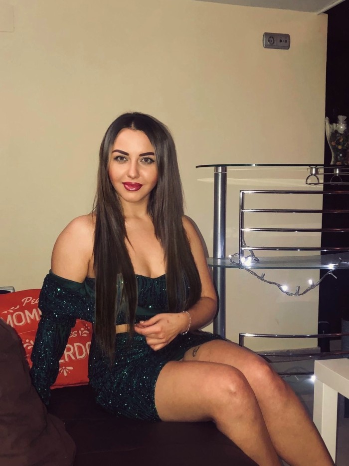 FIESTERA HERMOSA UCRANIANA RUBIA DE ENCANTO