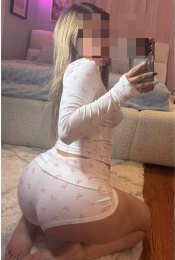 Rubia guapísima por tu ciudad