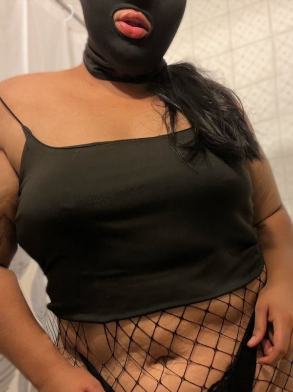 Anita golosita GLORY HOLE CASERO unos días por Porriño