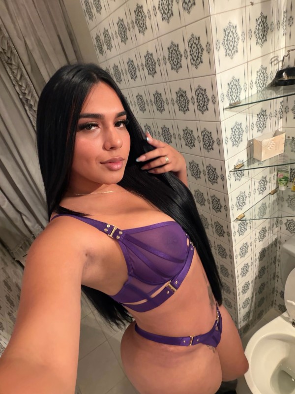 Trans culona , tetona y pollona muy lechera