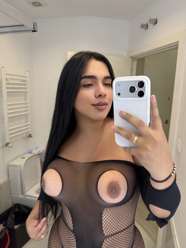 Trans culona , tetona y pollona muy lechera