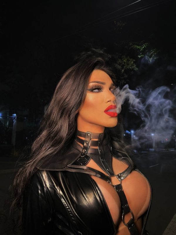 Julia, la chica fiestera activa y pasiva