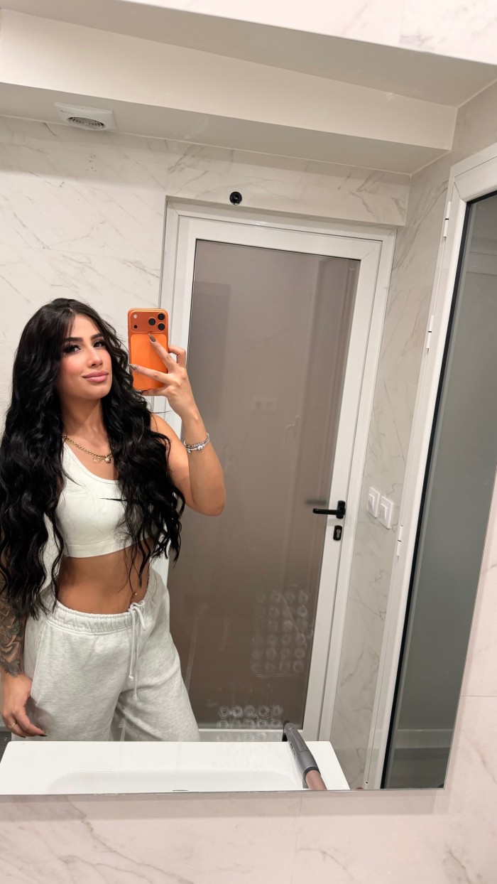 Una rica y hermosa chica que viene a complacerte