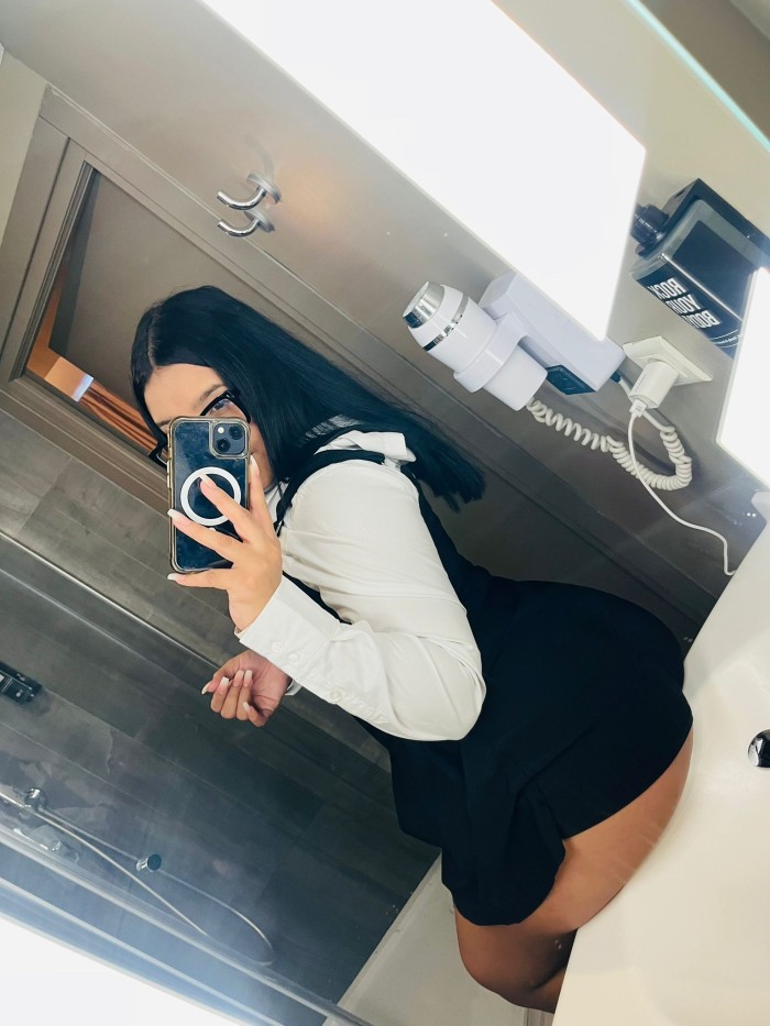 JOVENCITA ENCANTADORA, TIERNA Y CERCANA