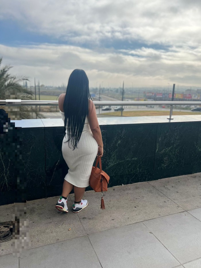 COMPLACIENTE, SENSUAL Y MUY DIVERTIDA