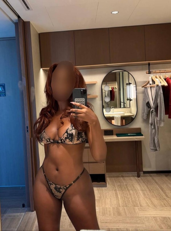 Luna, ardiente y seductora y guarra