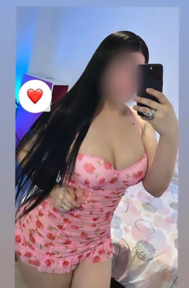 Chica complaciente seductora implicada en cambados