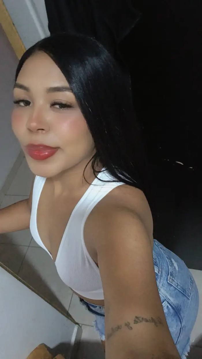 Morenita caliente en vía Julia