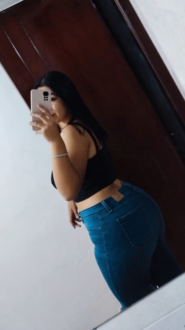 Laura atractiva morbocilla muy guarra,