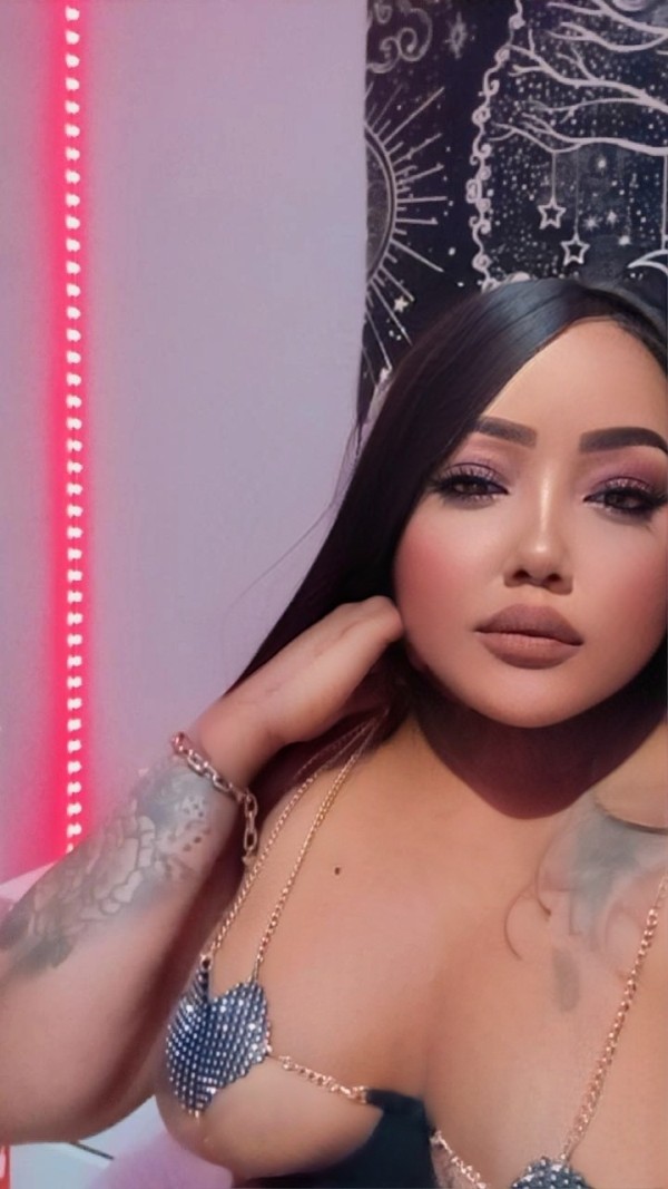 Mulata cubana boquita tragona , fiestera y cachonda en Oviedo