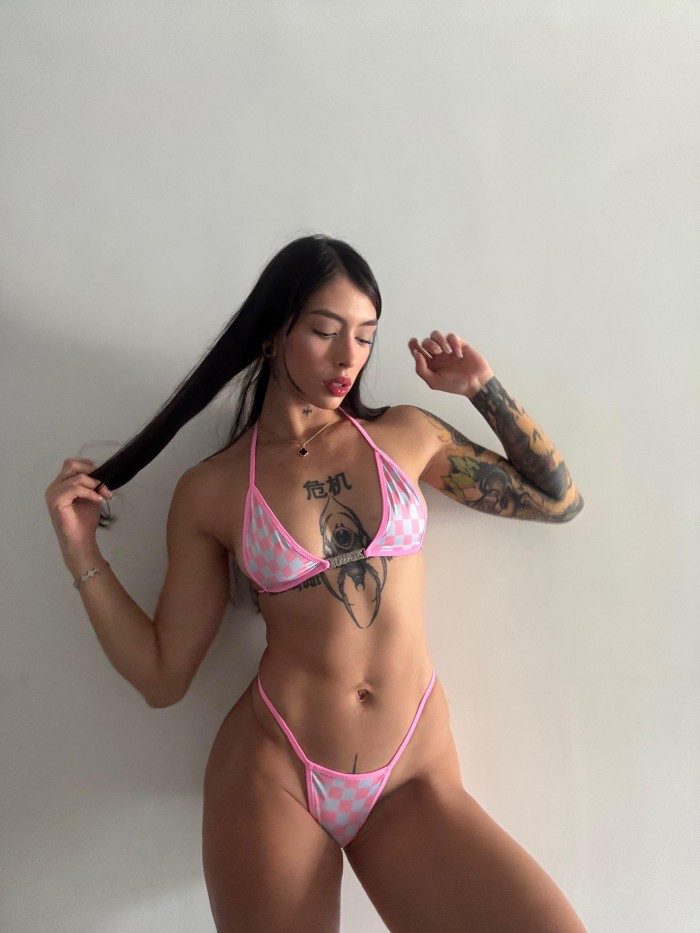 Colombiana tatuada delgadita , una preciosidad