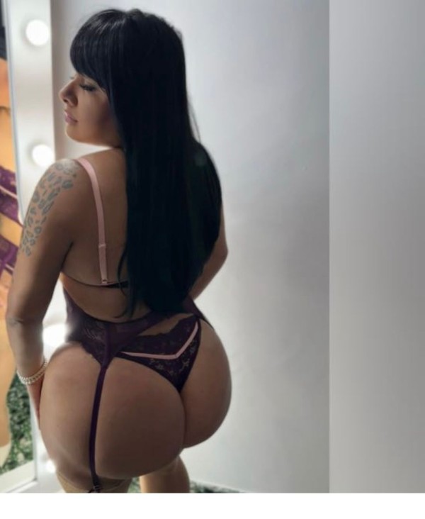 RICA CHICA CURVY LATINA PRIMERA VEZ EN MÁLAGA