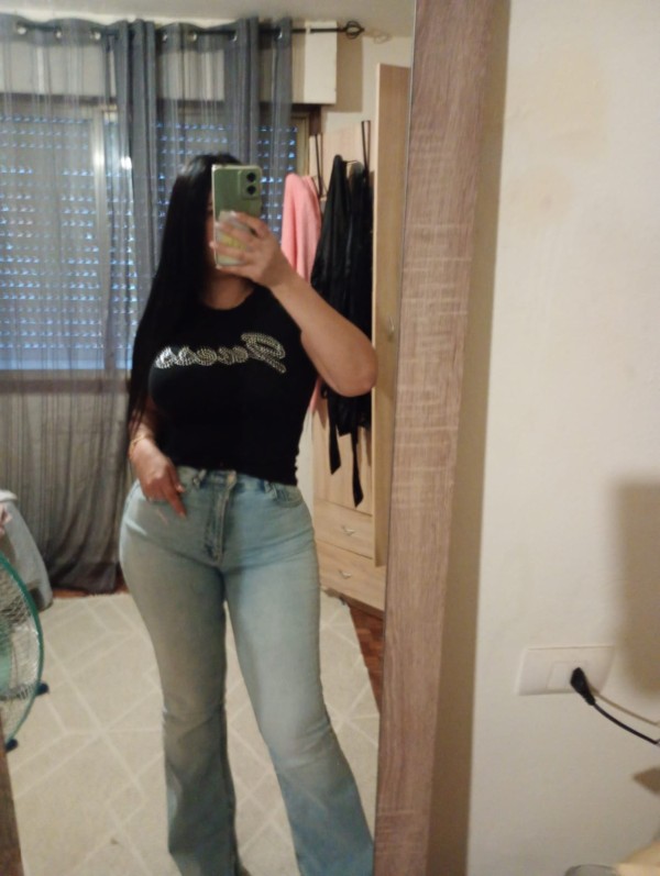 Hermosa, ardiente y fogosa latina, con ganas de pasarla rico