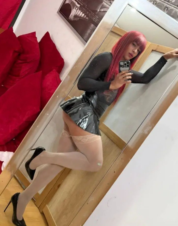 TIFFANY DOMINATRIX CON 24 CM DE POLLA VEN Y TRAGAS