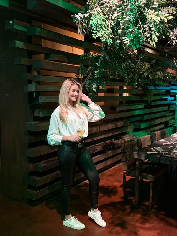 BRUNA . SENSUAL Y COMPLACIENTE. RUBIA INFARTANTE