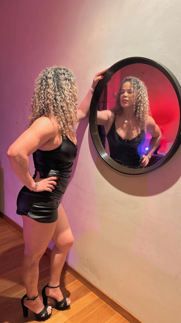 JUGUETONA, FIESTERA Y MUY ARDIENTE, SIEMPRE DISPUESTA A DISFRUTAR