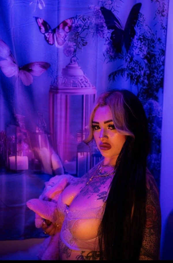 Megan exotica joven tatuada universitaria