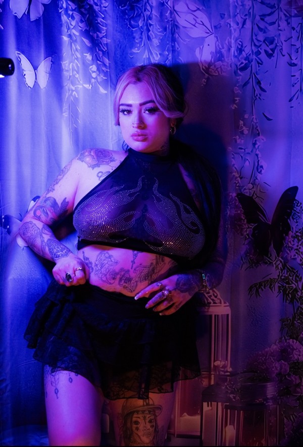 Megan exotica joven tatuada universitaria