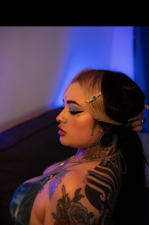 Megan exotica joven tatuada universitaria