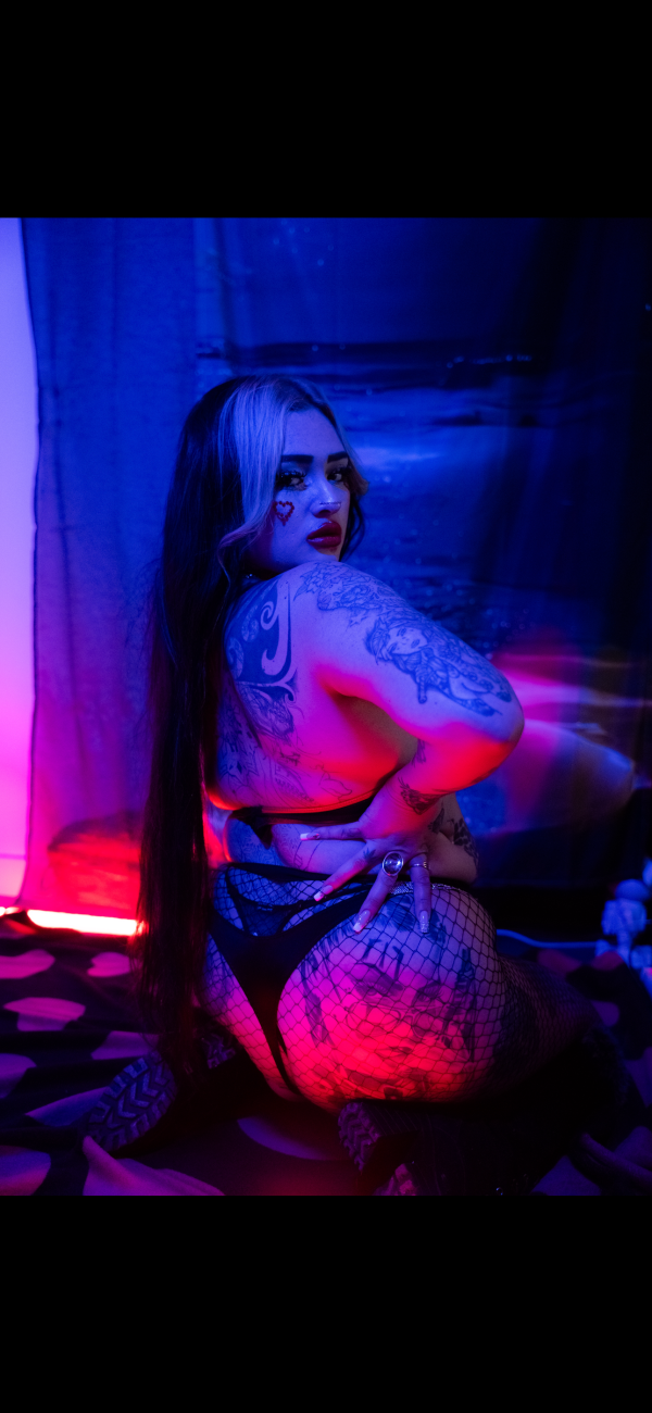 Megan exotica joven tatuada universitaria