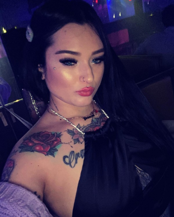 Megan exotica joven tatuada universitaria