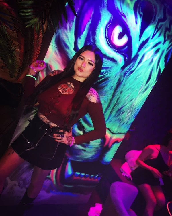 Megan exotica joven tatuada universitaria