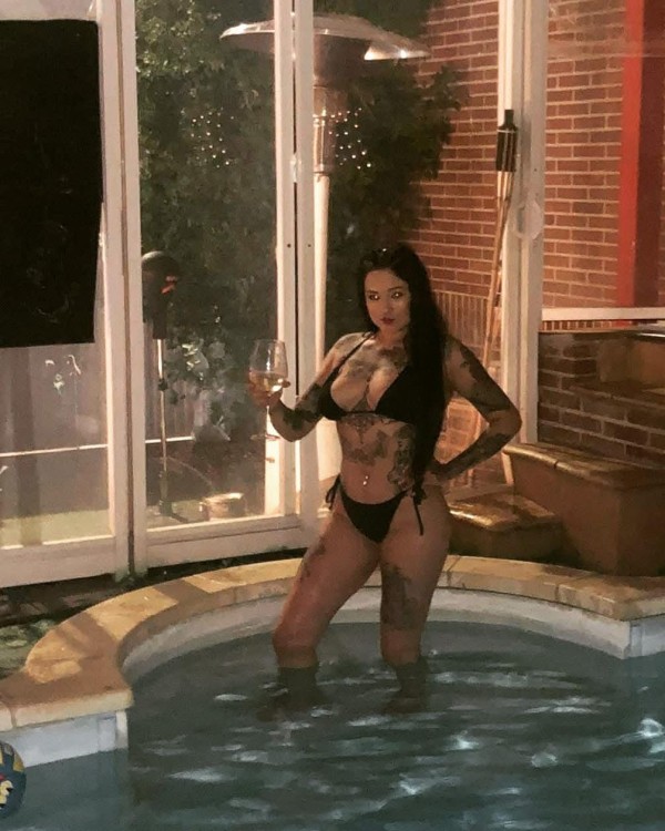 Megan exotica joven tatuada universitaria