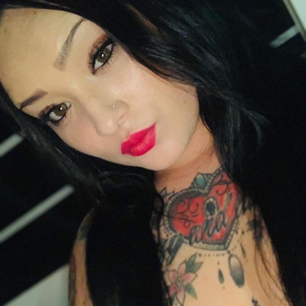 Megan exotica joven tatuada universitaria