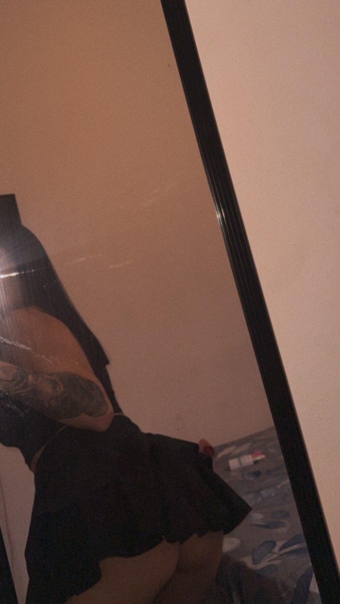 Niñata ,cachonda de 22 Añitos