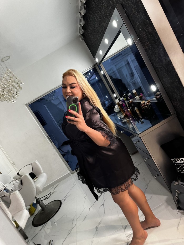 Rubia latina ardiente sin límites