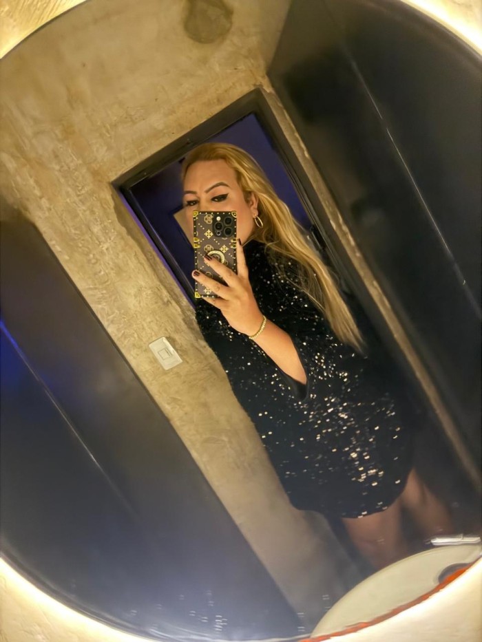 Rubia latina ardiente sin límites