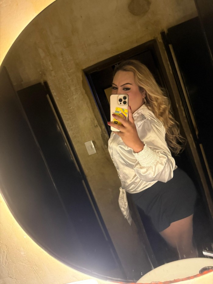 Rubia latina ardiente sin límites