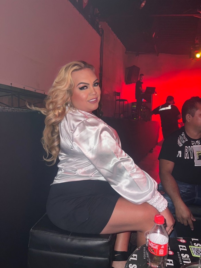 Rubia latina ardiente sin límites