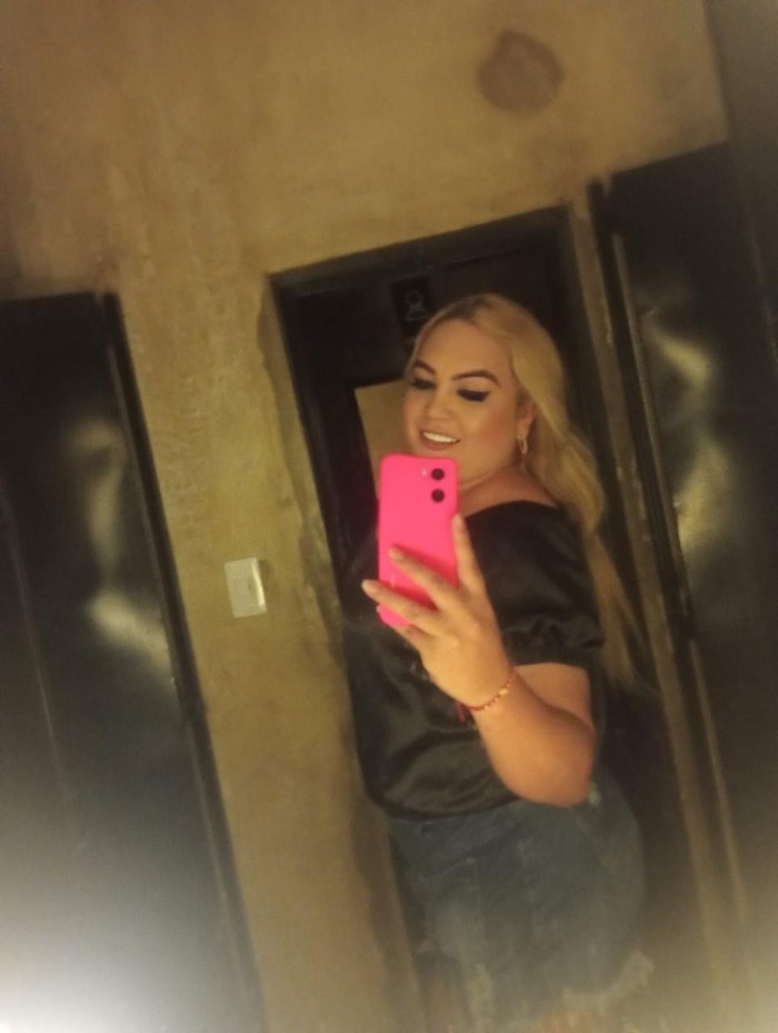 Rubia latina ardiente sin límites