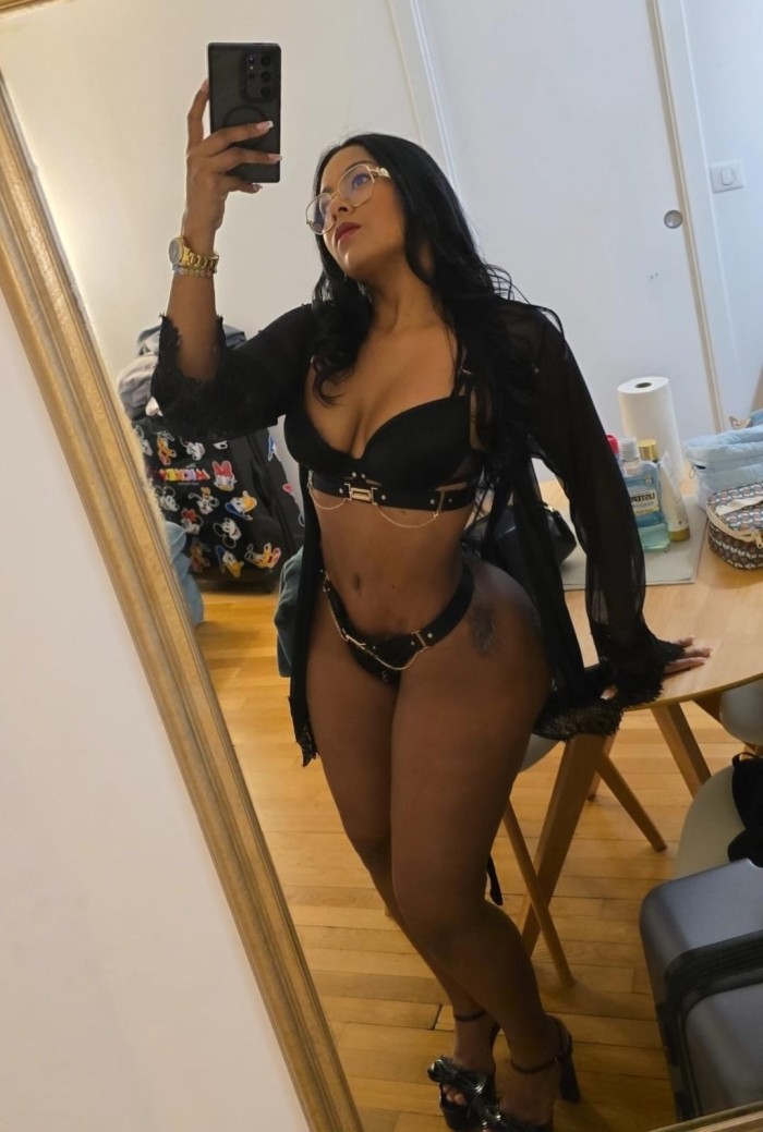 MORENA ARDIENTE, EXTROVERTIDA Y CON GANAS DE SEX
