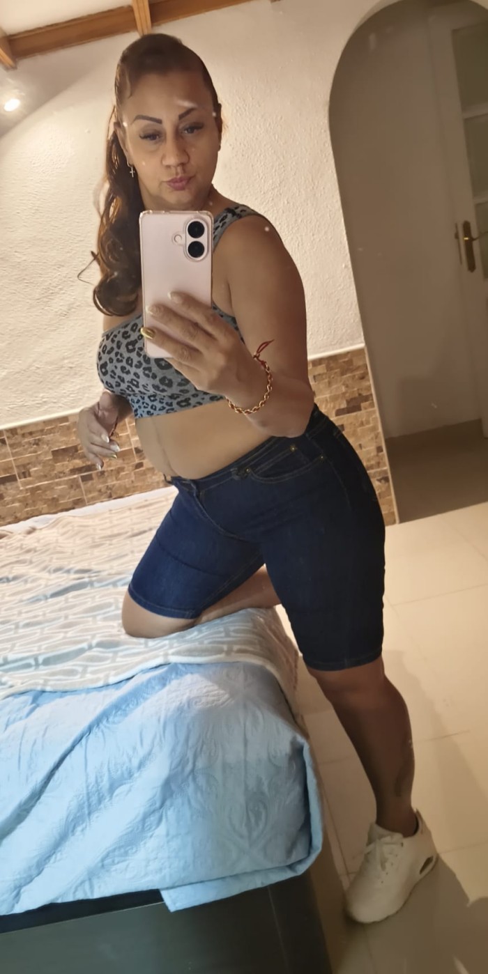 Trató de novios completa en la cama cariñosa