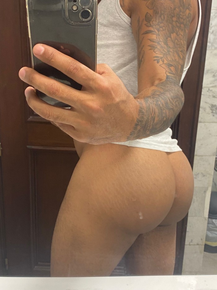 LEANDRO VERSÁTIL CON LA POLLA CARGADITA PARA TI