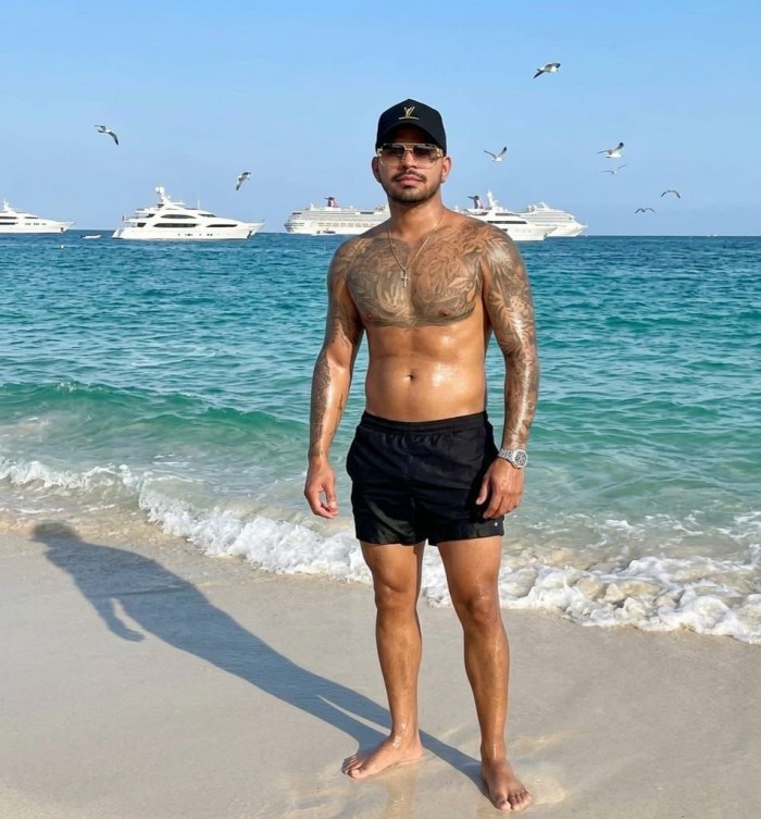 LEANDRO VERSÁTIL CON LA POLLA CARGADITA PARA TI