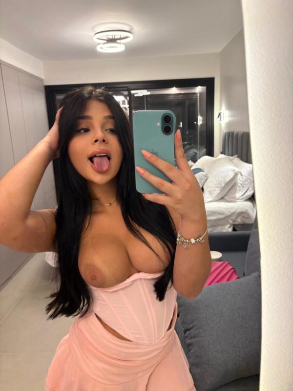 Niñata cachonda recien llegada