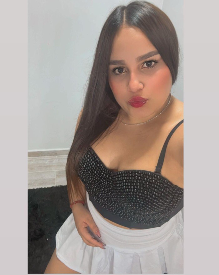 LATINA JOVENCITA NUEVA EN LA LINEA