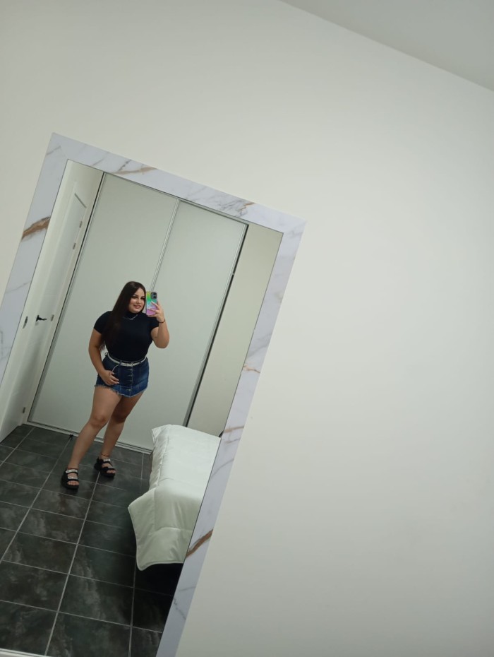 LATINA JOVENCITA NUEVA EN LA LINEA